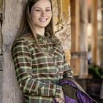 Blaser Damskjorta Charlotte Olivgrön Röd På Modell