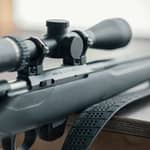 Tikka T1x i miljö skjutbana bänk