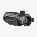 Vinklad vy framifrån av Hikmicro Thunder 3.0 TH35C termisk clip-on med 35mm objektiv och fokusratt.
