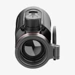 Frontvy av Hikmicro Thunder 3.0 TH35C Thermal Clip-on med fokus på objektivlinsen och linsskyddet.