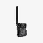 HIKMICRO M15 4G åtelkamera i kamouflagemönster vinklad från höger med monterad antenn