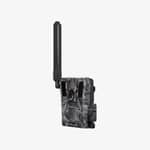 HIKMICRO M15 4G åtelkamera i kamouflagemönster sedd snett från vänster med antennen monterad.