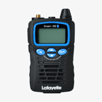 Närbild på Lafayette Smart Plus 155MHz jaktradio framifrån med knappar och display synlig.