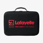 Framsida av svart förvaringsfodral för Lafayette Pro Light HL-35 med bärhandtag och röd logotyp