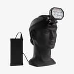 Lafayette Pro Light HL-50 pannlampa på skylthuvud, sedd framifrån med anslutet batteripack