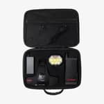 Lafayette Pro Light HL-50 5000 lumen i öppet förvaringsfodral med lampa, batterier och laddkabel