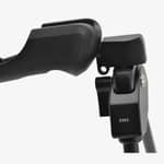 Närbild från sidan på en Spartan-adapter monterad på en Blaser R8 eller R93 stock