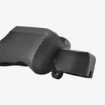 Närbild av en vinklad svart Spartan-adapter för Blaser R8 och R93 gevärsstöd.