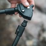 Närbild på gängad montering av benet på Spartan Javelin Pro Hunt Tac bipod