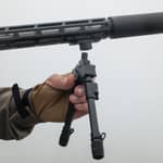 Närbild på Spartan M-Lok adapter monterad på ett gevär med ett benstöd som ansluts underifrån.