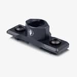 Spartan M-Lok adapter i svart metall sedd från vinkel med monteringsskruvar