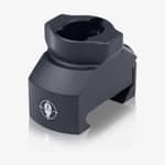 Svart Spartan Picatinny-adapter sett snett framifrån med logotyp för montering av benstöd.