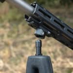 Närbild på den magnetiska kopplingen mellan ett Spartan Springbok bipod och gevärsadaptern på en picatinny-skena.