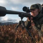 Spartan Springbok bipod monterad på ett gevär i höglandsterräng vid jakt.