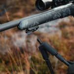 Närbild på montering av Spartan Springbok bipod med magnetfäste på ett gevär