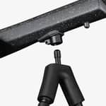 Närbild på Spartan Springbok bipod med magnetiskt snabbfäste som monteras på gevärsstocken.