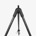 Närbild ovanifrån på huvudet och kolfiberbenen av en Spartan Springbok Tripod mot vit bakgrund.