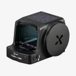 Vortex Defender-CCW slutet rödpunktssikte i vinklad vy med skyddskåpa och justeringsmarkeringar