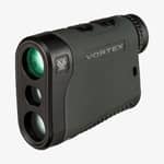 Vortex Triumph 850 avståndsmätare med 5x förstoring och räckvidd upp till 780 meter, visad i vinklad framifrånvy