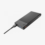 Svart GP Powerbank M2 10000 mAh snett framifrån med ansluten USB-C-kabel och lysande laddningsindikator