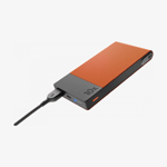 Orange GP Powerbank M2 10000 mAh snett framifrån med ansluten USB-C-kabel och lysande laddningsindikator