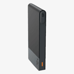 Svart GP Powerbank M2 10000 mAh stående i vinkel med GP-logotyp på kanten