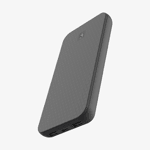 Svart GP Powerbank Plus 10000mAh med textilstrukturerad ovansida sedd snett uppifrån, med två USB-A-portar och en USB-C-port på kortsidan samt små indikatorlampor