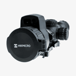 Hikmicro NEOS NH25L termiskt riktkikare sett snett framifrån med stängt linsskydd med Hikmicro-logotyp, avståndsmätare upptill och justerrattar monterat på fäste