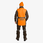 Pinewood Furudal Doghandler väst sedd bakifrån på modell, orange ryggpanel med bälte och reflexdetalj.