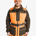 Närbild framifrån av Pinewood Furudal Doghandler väst i orange och mörkgrönt med bälte och fickor, buren av modell.