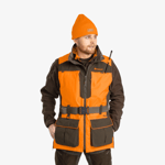 Pinewood Furudal Doghandler väst i orange och mörkgrönt, visad framifrån på modell med bälte och flera fickor