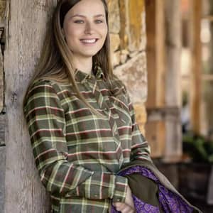 Blaser Damskjorta Charlotte Olivgrön Röd På Modell