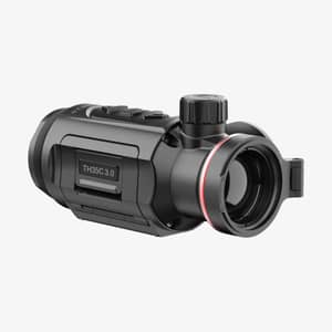 Vinklad vy framifrån av Hikmicro Thunder 3.0 TH35C termisk clip-on med 35mm objektiv och fokusratt.
