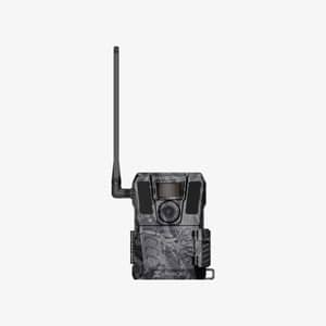HIKMICRO M15 4G åtelkamera sedd framifrån med monterad antenn och kamouflagemönster