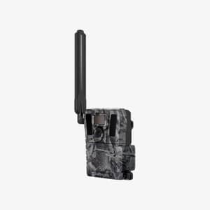 HIKMICRO M15 4G åtelkamera i kamouflagemönster sedd snett från vänster med antennen monterad.
