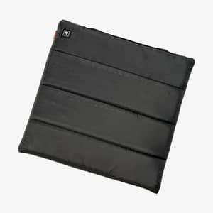 Hunter HEAT Seat är en svart vadderad värmesits för jakt och friluftsliv med en synlig kontrollknapp i hörnet.