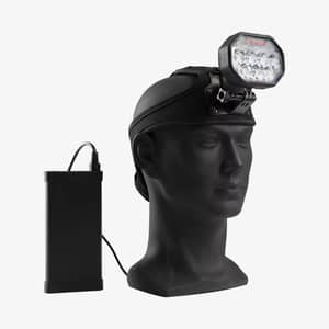 Lafayette Pro Light HL-50 pannlampa på skylthuvud, sedd framifrån med anslutet batteripack