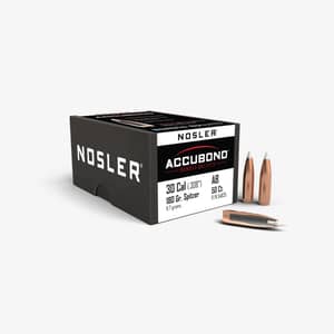 Förpackning med Nosler Accubond .30 kaliber 180 grain kulor tillsammans med tre lösa projektiler varav en i genomskärning.