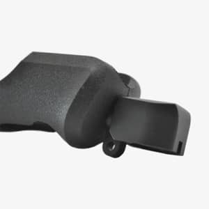 Närbild av en vinklad svart Spartan-adapter för Blaser R8 och R93 gevärsstöd.