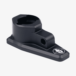Vinklad vy av en svart Spartan Classic Rifle Adapter för montage av benstöd på gevär.