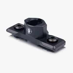 Spartan M-Lok adapter i svart metall sedd från vinkel med monteringsskruvar