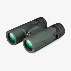 Vortex Bantam HD 6,5x32 kikare visad i vinklad vy med grönt hölje och gröna linser