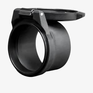 Svart Vortex Flippskydd Defender för objektiv i sned vy med öppet flippskydd