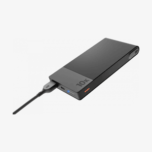 Svart GP Powerbank M2 10000 mAh snett framifrån med ansluten USB-C-kabel och lysande laddningsindikator