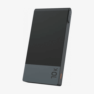 Svart GP Powerbank M2 10000 mAh sedd framifrån med grå nederdel och 10K-märkning