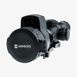 Hikmicro NEOS NH25L termiskt riktkikare sett snett framifrån med stängt linsskydd med Hikmicro-logotyp, avståndsmätare upptill och justerrattar monterat på fäste