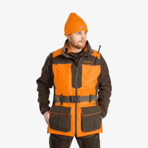 Pinewood Furudal Doghandler väst i orange och mörkgrönt, visad framifrån på modell med bälte och flera fickor