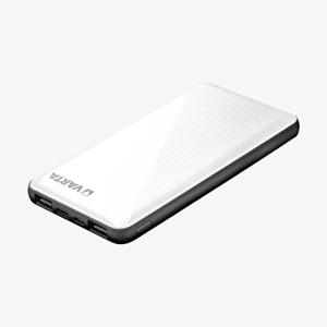 Vit och svart Varta powerbank sedd snett uppifrån med Varta-logotyp, texturerat mönster på ovansidan, två USB-A-portar, en USB-C-port, en micro-USB-port och en strömknapp på kortsidan