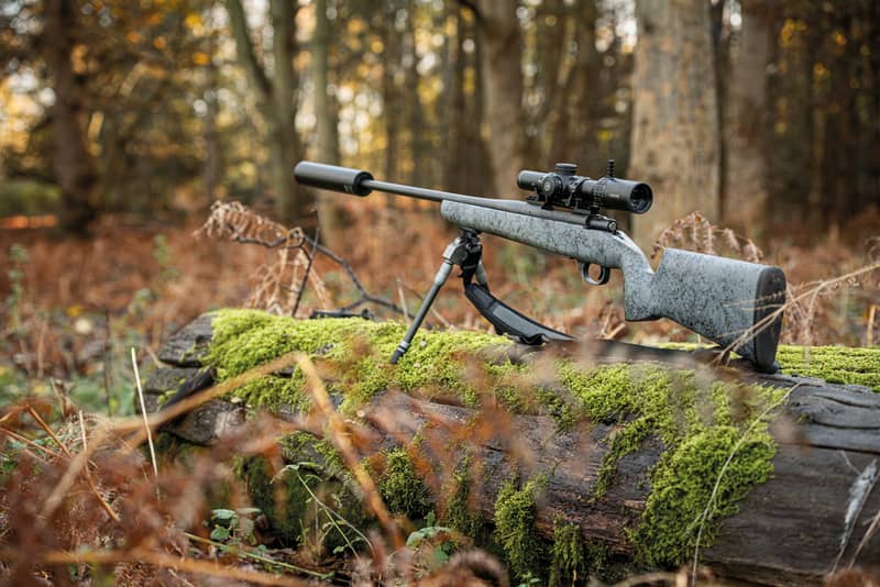 Hawke Vantage 30 WA IR 1-8x24 kikarsikte monterat på ett jaktgevär i skogsmiljö
