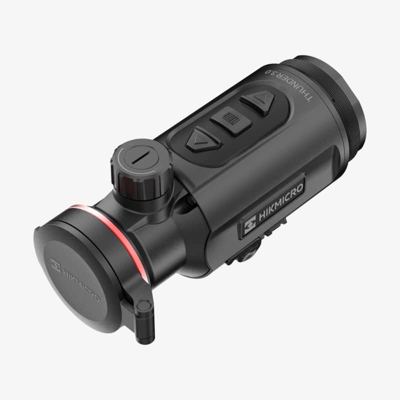Hikmicro Thunder 3.0 TH35C thermal clip-on sedd i snett vinklad vy ovanifrån som visar kontrollknappar och linsskydd.